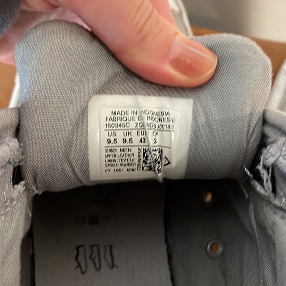 Mens converse size 9.5. Limited edition (darker pair) selling as is - Picture 5 of 5